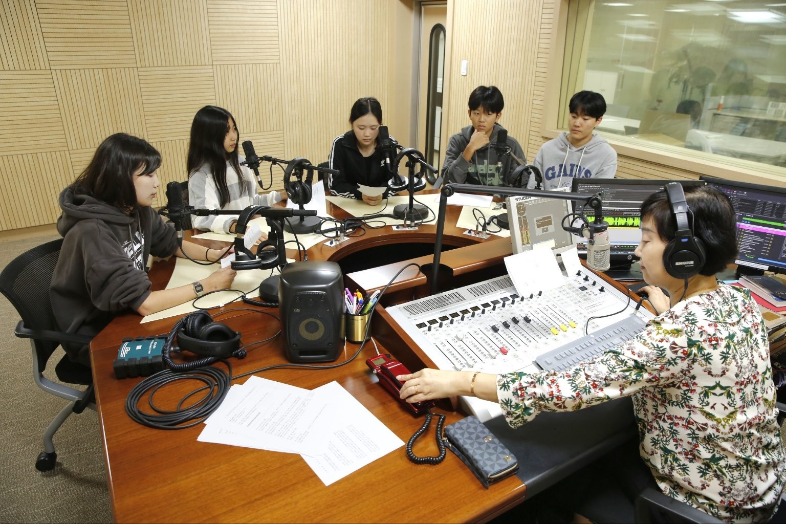 라디오 스튜디오에서 방송에 참여한 학생들